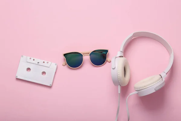 Cassete Áudio Com Óculos Sol Auscultadores Estéreo Sobre Fundo Pastel — Fotografia de Stock