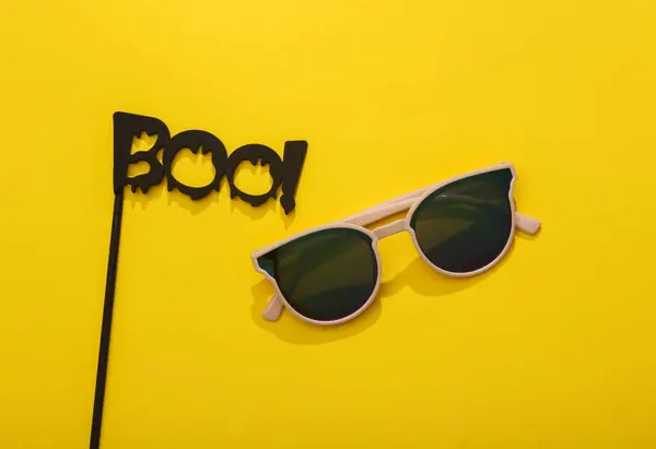 Concepto Halloween Mínimo Gafas Sol Palabra Boo Sobre Fondo Amarillo —  Fotos de Stock