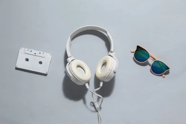 Креативний Мінімальний Натюрморт Навушники Stereo Сонцезахисними Окулярами Аудіокасетою Сірому Яскравому — стокове фото
