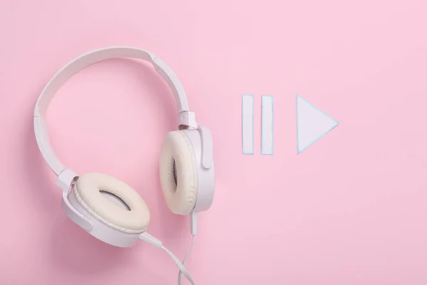 Słuchawki Stereofoniczne Ikonami Startują Zatrzymują Odtwarzacz Multimedialny Różowym Tle Widok — Zdjęcie stockowe