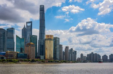 Şangay, Çin - 25 Eylül 2018 Pudong bölgesinin ikonik mimarisi Huangpu nehri kıyısındaki Bund gezinti güvertesinden görüldü.