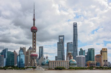 Şangay, Çin - 25 Eylül 2018 Pudong bölgesinin ikonik mimarisi Huangpu nehri kıyısındaki Bund gezinti güvertesinden görüldü.