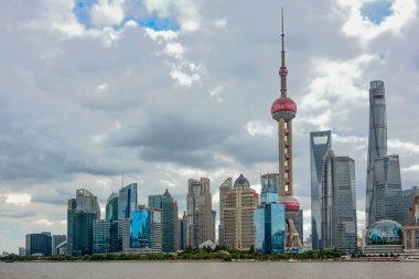 Şangay, Çin - 25 Eylül 2018 Pudong bölgesinin ikonik mimarisi Huangpu nehri kıyısındaki Bund gezinti güvertesinden görüldü.