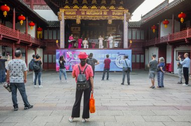 Şangay, Çin - 26 Eylül 2018: Turistler Yuyuan Garden bölgesinin bir meydanında geleneksel yerel müzik dinliyorlar