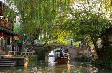 Şangay, Çin - 30 Eylül 2018: Zhou Zhuang su köyü ziyaretçileri