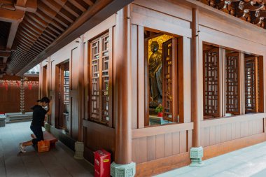 Şangay, Çin - 26 Eylül 2018: Yeşim Buddha tapınağında inançlı