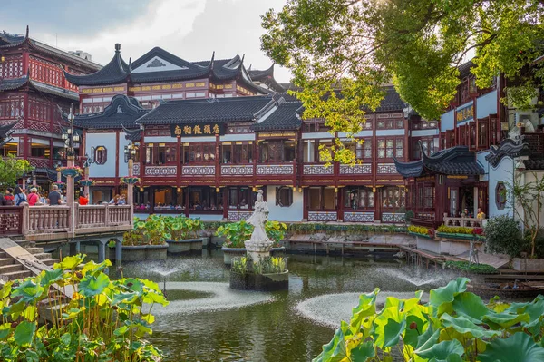 Xangai China Setembro 2018 Turistas Entre Arquiteturas Antigas Tradicionais Distrito — Fotografia de Stock