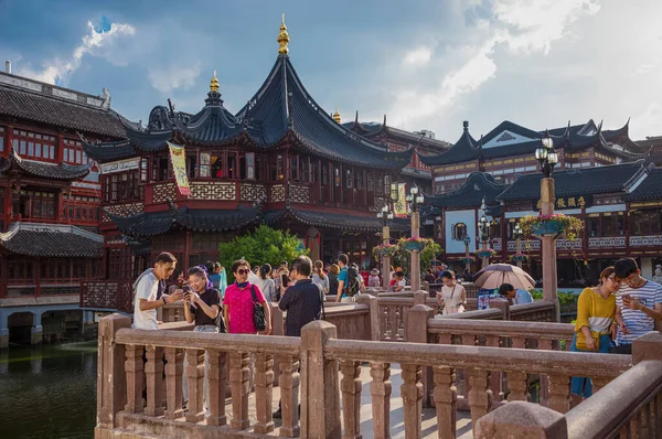 中国上海 2018年9月26日 游人往返于余元花园区的传统古建筑之间 — 图库照片