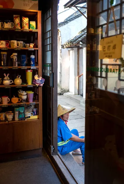 中国上海 2018年9月30日 一名船娘坐在周庄水村 — 图库照片
