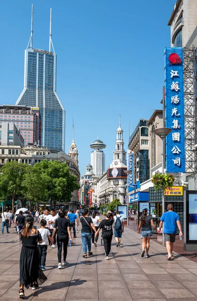 Шанхай Китай Сентября 2018 Года Туристы Между Зданиями Магазинами Нанкинской — стоковое фото