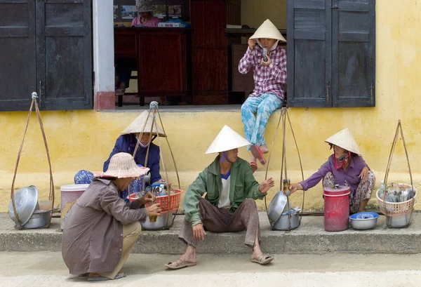 Hoi Vietnam Mayo 2008 Trabajadores Una Calle Ciudad Vieja Sentados — Foto de Stock