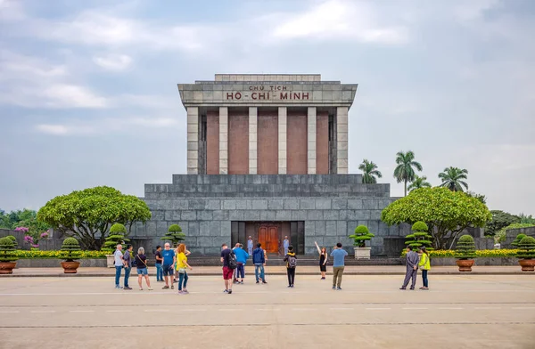 Hanoi Vietnam November 2019 Tourists Front Chi Minh Mausoleum — Fotografia de Stock