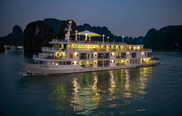 Halong Vietnam November 2019 Night View Boat Tourists Islets Stacks — Photo