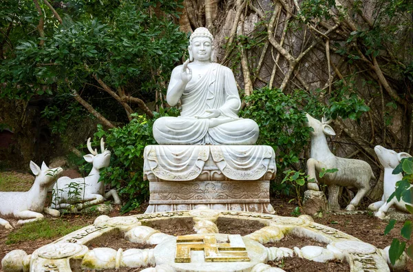 Danang Βιετνάμ Νοεμβρίου 2019 Άγαλμα Του Βούδα Ελάφια Στους Κήπους — Φωτογραφία Αρχείου