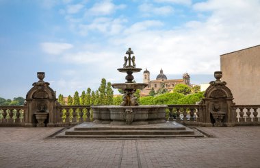 İtalya, Viterbo, Palazzo Dei Priori çeşmeli panoramik teras.