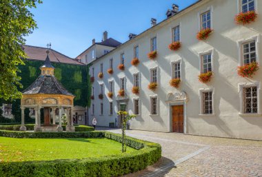 Varna, İtalya - 18 Eylül 2020: Novacella Manastırının iç avlusu