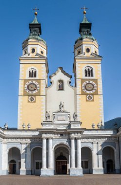 İtalya, Bressanone, 18. yüzyılın barok katedralinin ön cephesine doğru bakın.