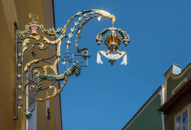 Vipiteno, İtalya - 19 Eylül 2020: Altstadt (eski şehir) caddesinde eski bir ticari tabela