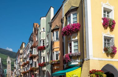 Vipiteno, İtalya - 19 Eylül 2020: Arka planda Zwoelferturm Kulesi (12. Kule) olan Altstadt Caddesi 'nin geleneksel evleri