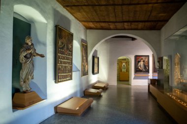 Varna, İtalya - 18 Eylül 2020: Rönesans heykelleri ve tabloları Novacella Manastırı Kütüphanesi yakınlarındaki salonda
