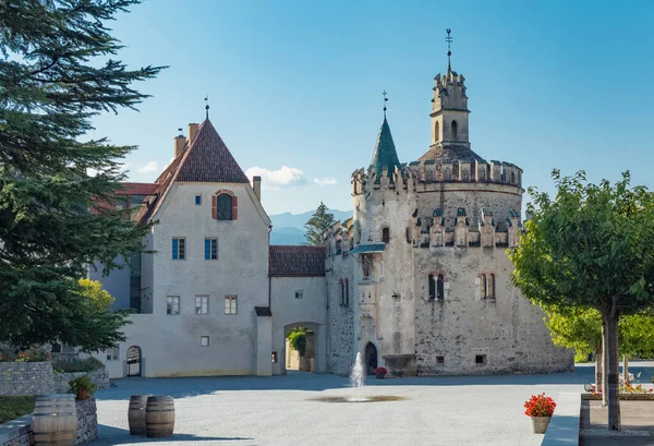 Varna, İtalya - 18 Eylül 2020: Novacella Manastırı 'nın girişindeki St.Angelo kalesi