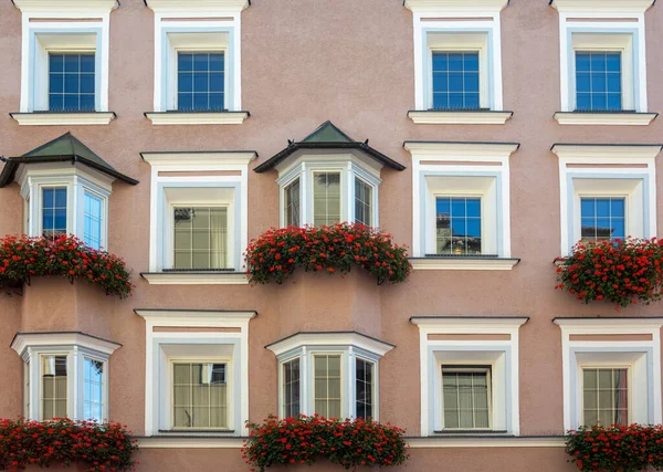 Itália Bressanone Fachada Uma Casa Com Janelas Floridas Cidade Velha — Fotografia de Stock