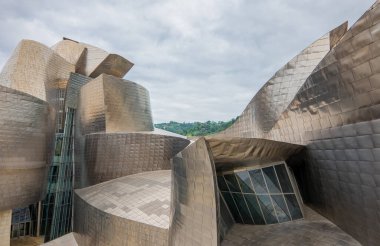Bilbao, İspanya - 14 Haziran 2018: Guggenheim müzesinin modern metal yapısı
