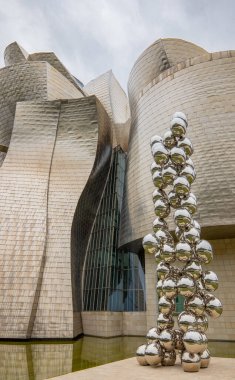 Bilbao, İspanya - 14 Haziran 2018. Anish Kapoor 'un 80 paslanmaz çelik topundan oluşan 