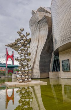 Bilbao, İspanya - 14 Haziran 2018. Anish Kapoor 'un 80 paslanmaz çelik topundan oluşan 