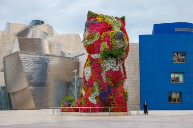 Bilbao, İspanya - 14 Haziran 2018: Guggenheim Modern ve Çağdaş Sanat Müzesi önünde Puppy 'nin dünyanın en büyük çiçek heykeli