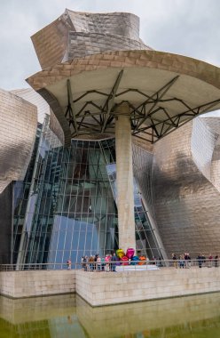 Bilbao, İspanya - 14 Haziran 2018: Guggenheim Müzesi 'nin modern metal yapısının önündeki ziyaretçiler