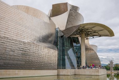 Bilbao, İspanya - 14 Haziran 2018: Guggenheim Müzesi 'nin modern metal yapısının önündeki ziyaretçiler