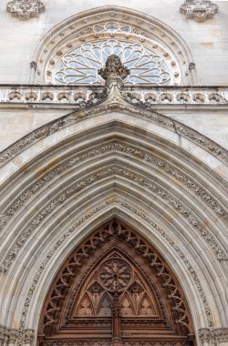 İspanya, Bilbao, Santiago Katedrali 'nin ahşap ana kapısının detayları.