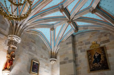 Bilbao, İspanya - 14 Haziran 2018: Santiago Katedrali 'nin kutsallığında resimler, heykeller ve dekorasyon