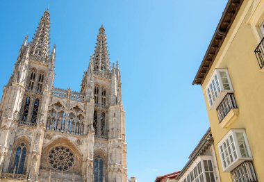 İspanya, Burgos, arka planda Aziz Mary Katedrali 'nin cephesi olan geleneksel bir saray.
