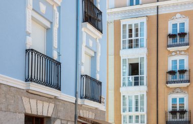 İspanya, Burgos, eski şehrin tipik pencereli sarayları