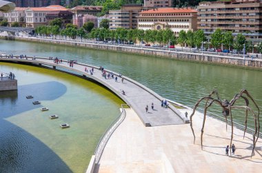 Burgos, İspanya - 15 Haziran 2018: Katedral Meydanı 'ndaki İnsanlar