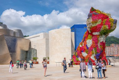 Burgos, İspanya - 15 Haziran 2018: Katedral Meydanı 'ndaki İnsanlar