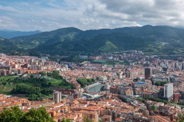İspanya, Bilbao, Nervion nehri ile şehrin panoramik manzarası