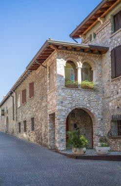 Sirmione, İtalya - 9 Mart 2022 Eski kasabada taşlarla yapılmış eski bir ev