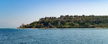 İtalya, Sirmione yarımadası, Garda gölünden görünen Catullus Roma villasının kalıntıları.