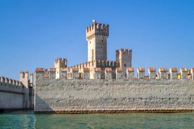 Sirmione, İtalya - 9 Mart 2022 Garda Gölü 'nden görülen Scaliger kalesinin doğu yakası