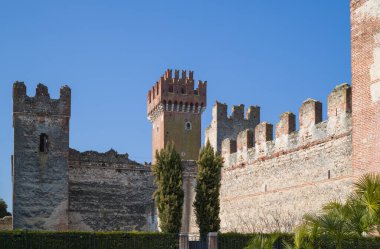 İtalya, Lazise, Scaligero kalesinin ve şehir duvarının dul eşi.