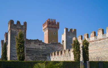 İtalya, Lazise, Scaligero kalesinin ve şehir duvarının dul eşi.