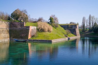 İtalya, Peschiera del Garda, Mincio nehri kıyısındaki antik kale duvarları.