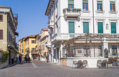 Peschiera del Garda, İtalya - 21 Mart 2022: Restoranları ve mağazaları olan eski bir şehir sokağı