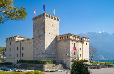 Riva del Garda, İtalya - 22 Mart 2022: Rocca (Ortaçağ Kalesi) bugün şehir müzesinin merkezi.