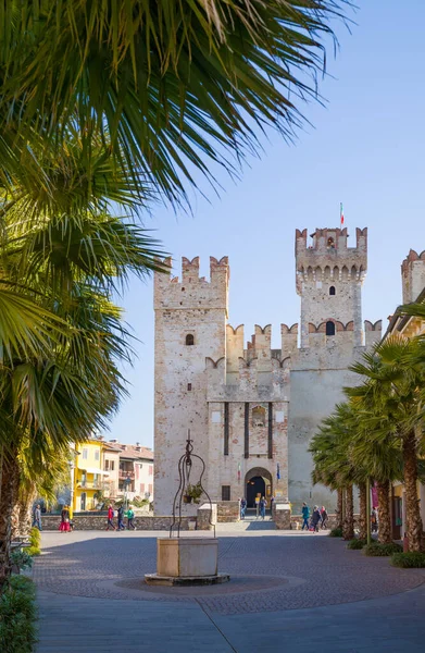 Sirmione, İtalya - 9 Mart 2022 Scaliger Kalesi 'nin ana kapısı eski kasabadan görüldü.