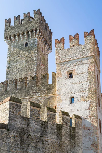 Sirmione Italy March 2022 Detail Scaliger Castle Seen Old Town — Fotografia de Stock