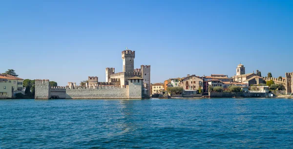 Sirmione Itália Março 2022 Cidade Velha Com Antigas Muralhas Castelo — Fotografia de Stock